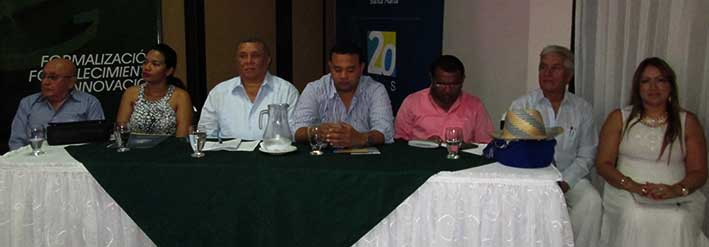 Aspecto de la mesa directiva que presidió el acto en la mañana de ayer en las instalaciones de la entidad.